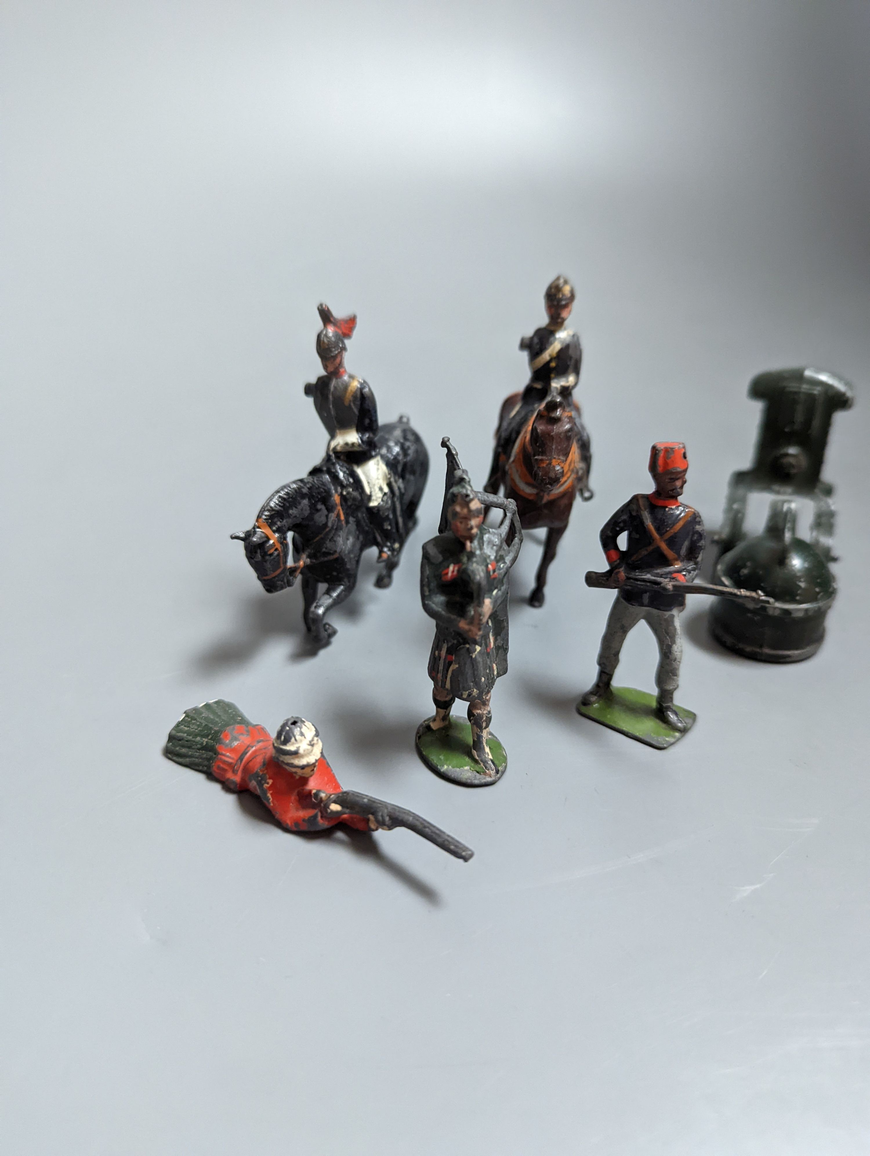 A mixed quantity of play-worn painted lead soldiers / figures